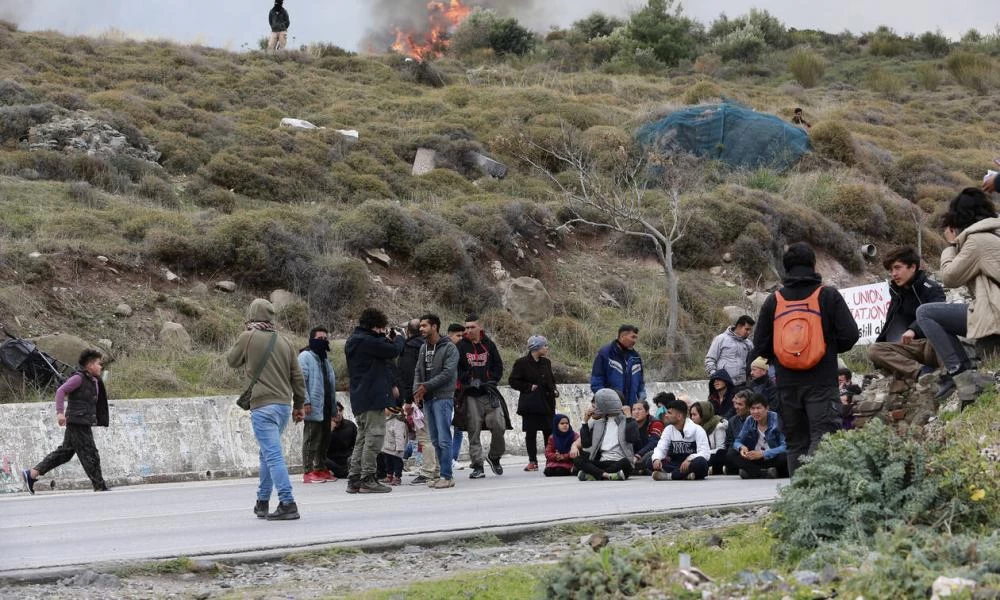 Μυτιλήνη: Κάτοικοι στήνουν μπλόκα σε λεωφορεία με μετανάστες